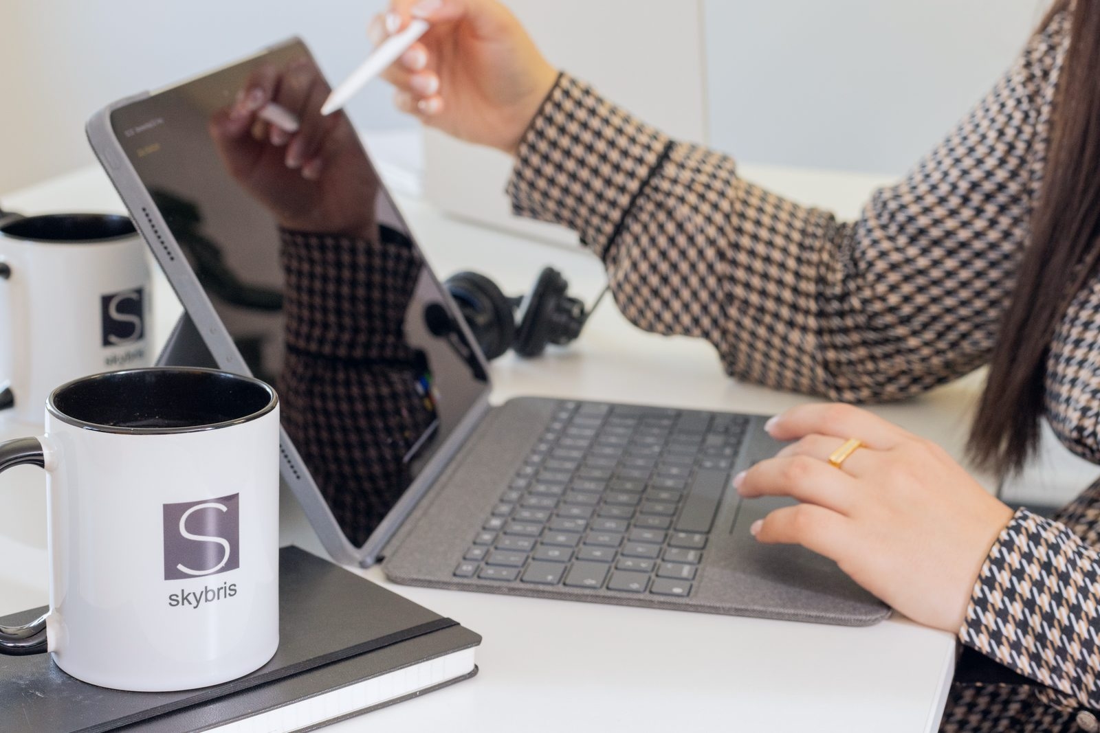 skybris im Arbeitsalltag – Tasse, Tablet, MacBook